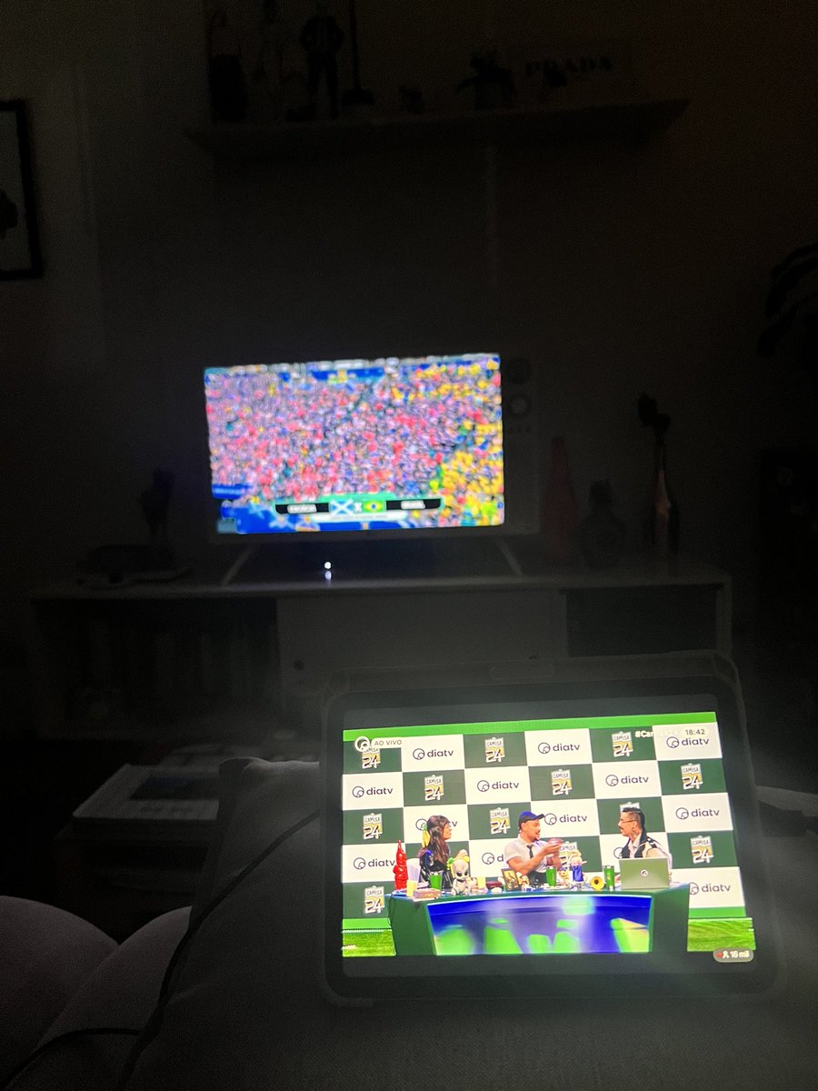 _nataliahorta's tweet photo. Pra quem ainda não entendeu como se assiste jogo do Brasil em 2026 #camisa24 https://t.co/0pMcYUGRW1