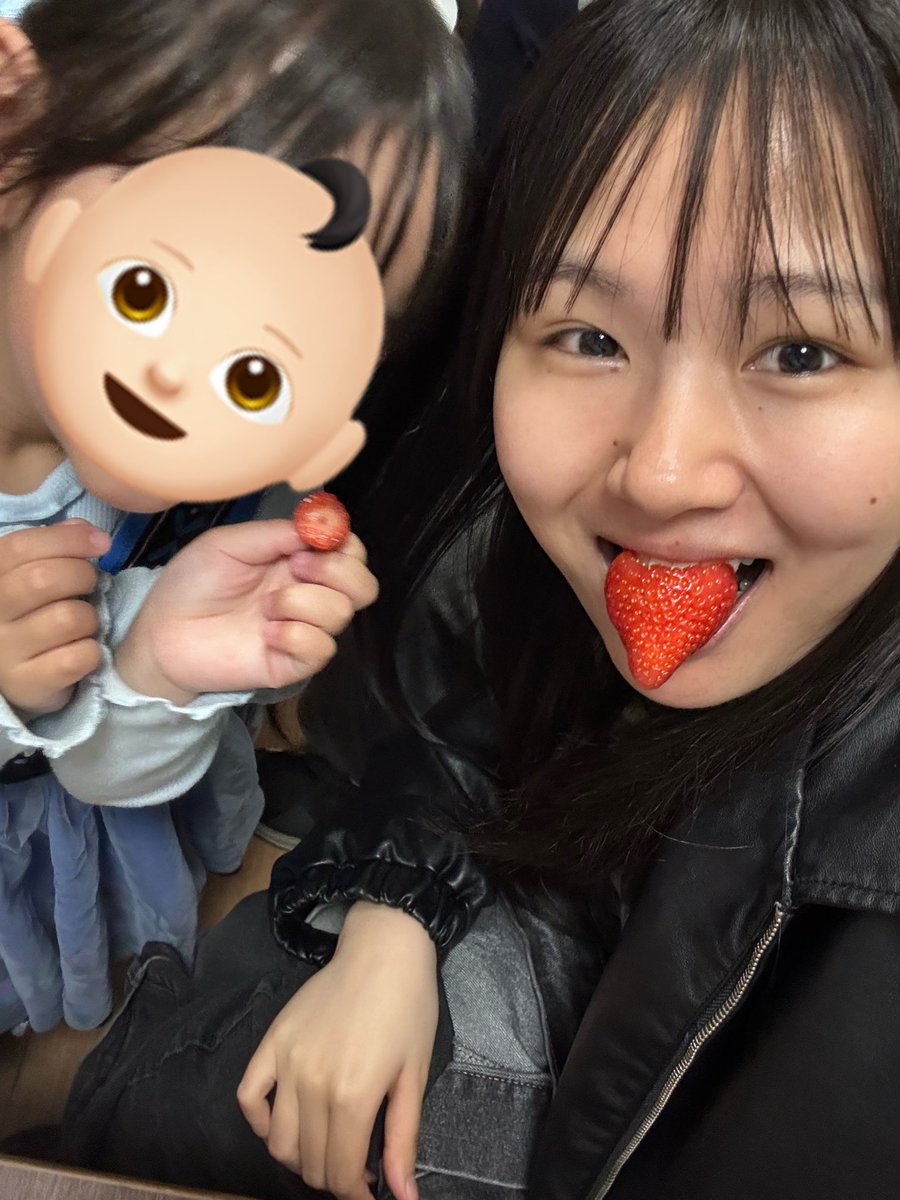 minori__non's tweet photo. いちごだいすきな4さいと21さい🍓 https://t.co/hqNWb2EwFk