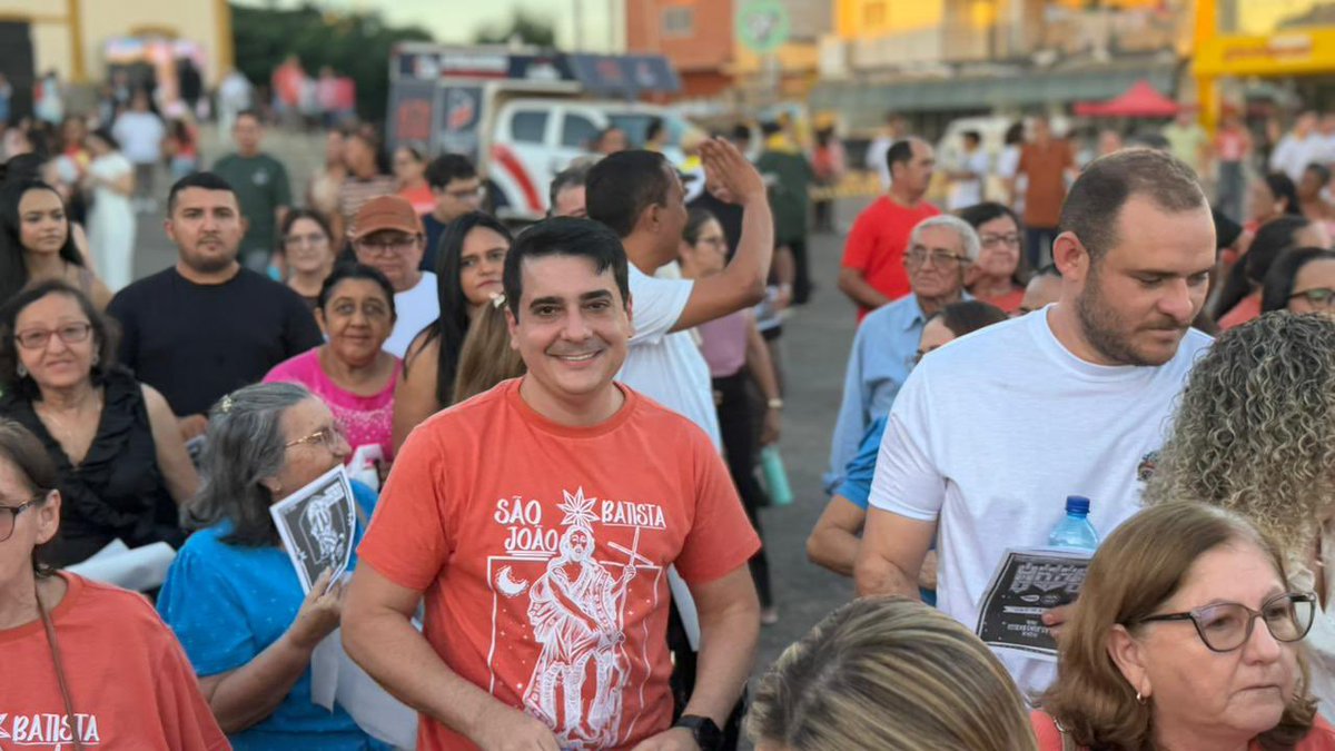 PrefeitoAlan15's tweet photo. Prestigiando o encerramento da festa de São João Batista, padroeiro de Apodi, valorizando a fé, a devoção e as tradições da nossa terra. https://t.co/bMczPTZeD5