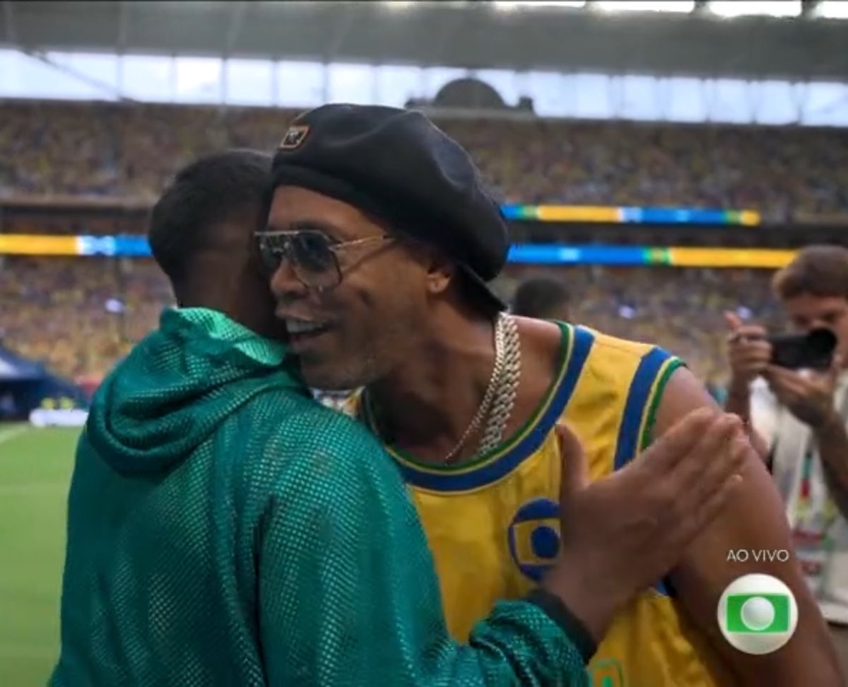 DataFutebol's tweet photo. TODOS os jogadores da Seleção Brasileira cumprimentaram o Ronaldinho Gaúcho durante a entrada dos jogadores! 🇧🇷 https://t.co/AnLrD2F1A6
