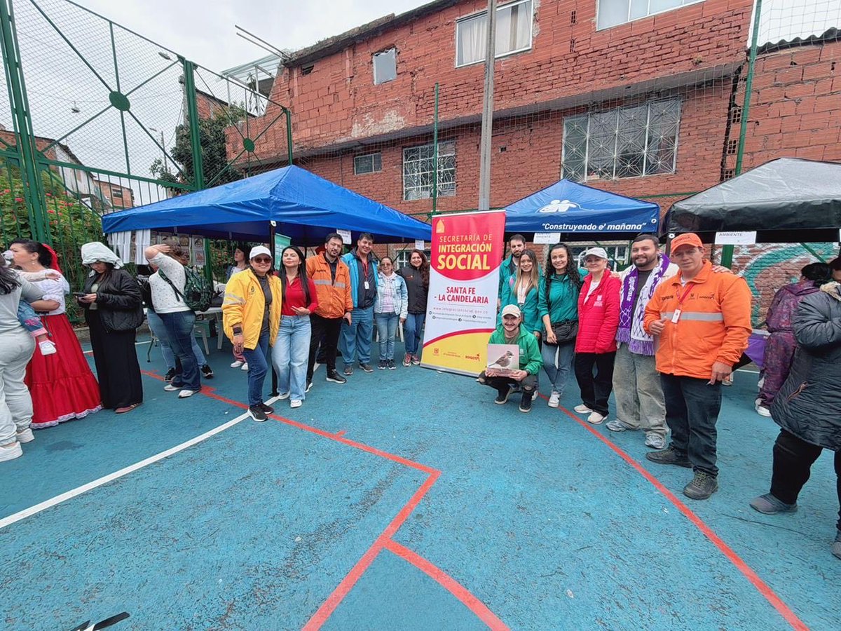 AMBcorresponsal's tweet photo. 🐤💚En el Día de la Familia de Santa Fe participamos con “Familias de la Naturaleza”, una experiencia que, inspirada en la fauna local, destacó que la diversidad también hace parte de la naturaleza🌿Gracias a quienes se sumaron a celebrar y reconocer todas las formas de familia🙌 https://t.co/omL3mDBzRE