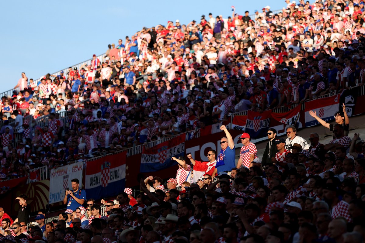 HNS_CFF's tweet photo. Dragi navijači hrvatske reprezentacije, hvala vam na odličnoj podršci Vatrenima u Torontu - na tim su krilima izborili vrijednu pobjedu protiv Paname i imali priliku slaviti s vama! 🟥⬜️🙌📢👏

Nastavljamo zajedno dalje! 💪

#WorldCup #Family #Vatreni❤️‍🔥 https://t.co/fg2LE0lDU0