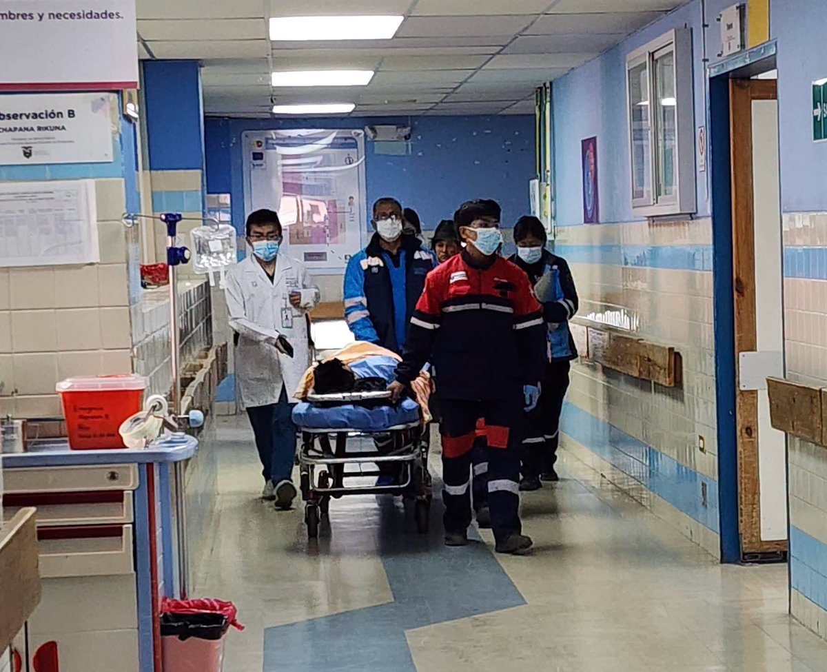 DPS_Chimborazo's tweet photo. @Salud_Ec Ante la emergencia 🚨 , se activó los planes de contingencia, y con cuatro de sus ambulancias 🚑 se logró estabilizar y derivar: 
🚑  5 pacientes al 🏥 Hospital General Riobamba
✅  1 paciente al Centro de Salud Lizarzaburu.
 🏥 3 en el Hospital 🏥 Básico Colta. https://t.co/5snOwFL9XN