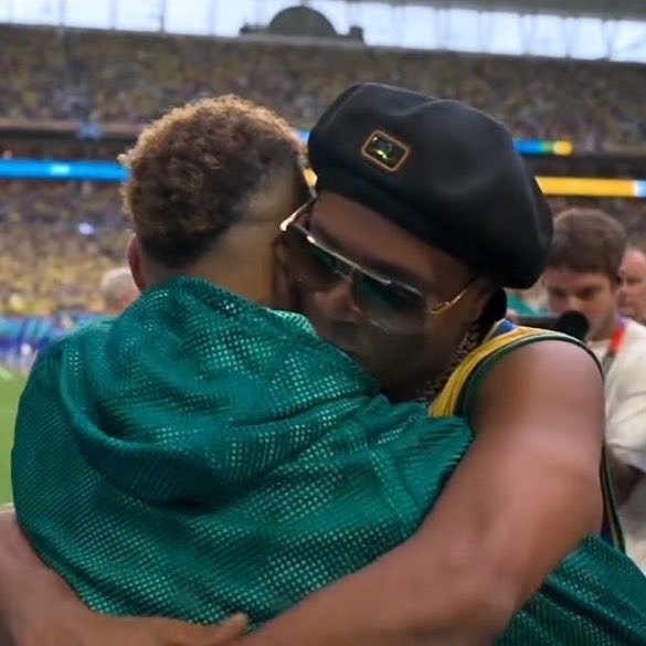 choquei's tweet photo. 🚨AGORA: Ronaldinho Gaúcho abraçou Neymar e mandou ele jogar com raça. https://t.co/NQMLiao0A8