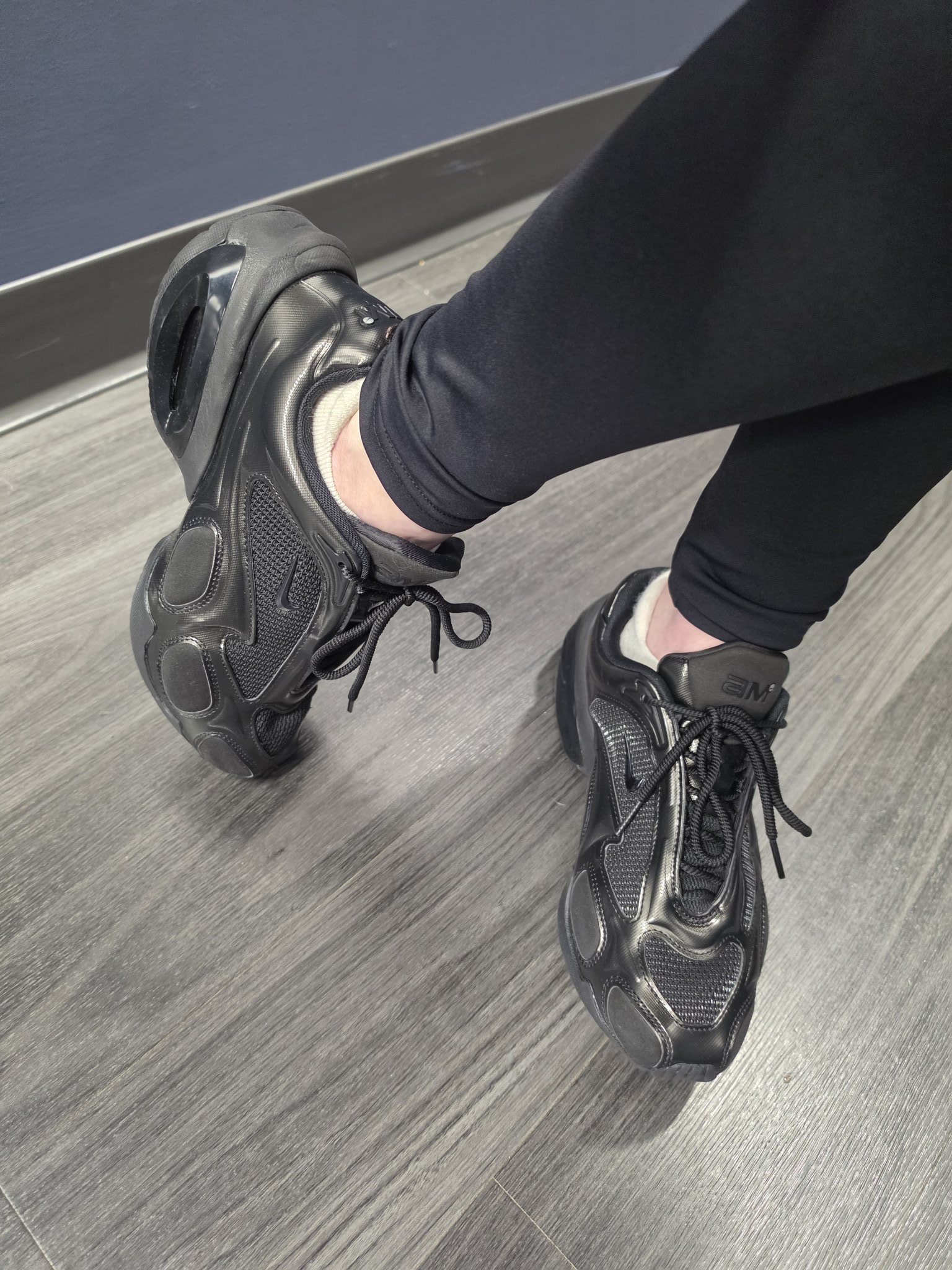 1 pic. First session in my new sneakers and I'm sold. They're simultaneously comfortable and like I rolled out of a futuristic dungeon. https://t.co/axZO89GW4g