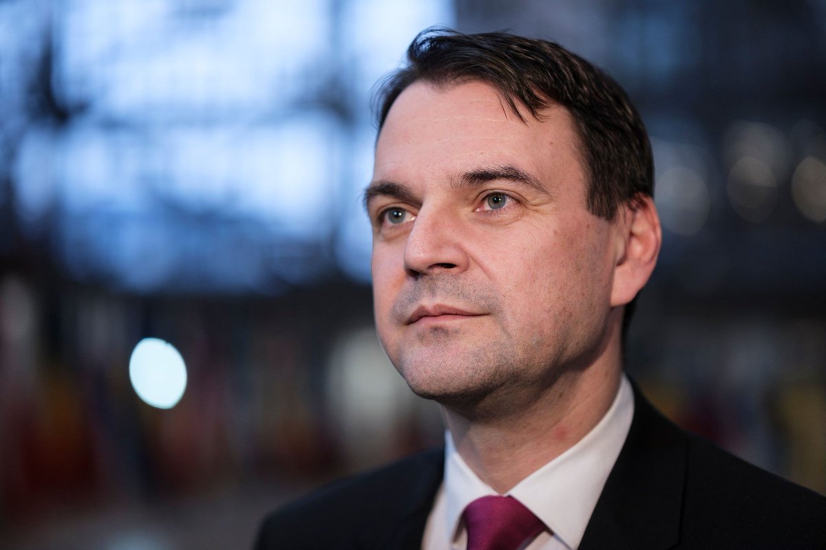 Lukas__Valenta's tweet photo. Po jeho dnešních výrocích vyhlašuji nulovou toleranci Klausovu psíkovi @petr_macinka.

A žádám všechny, kteří s ním mají cokoliv společného, aby mu znemožnili vykonávat úřad. Jedná se o psychiatrického pacienta, kterému do hlavy vstoupily bludy o ozbrojeném puči. Děkuji vám. https://t.co/XrTcS6n7JM