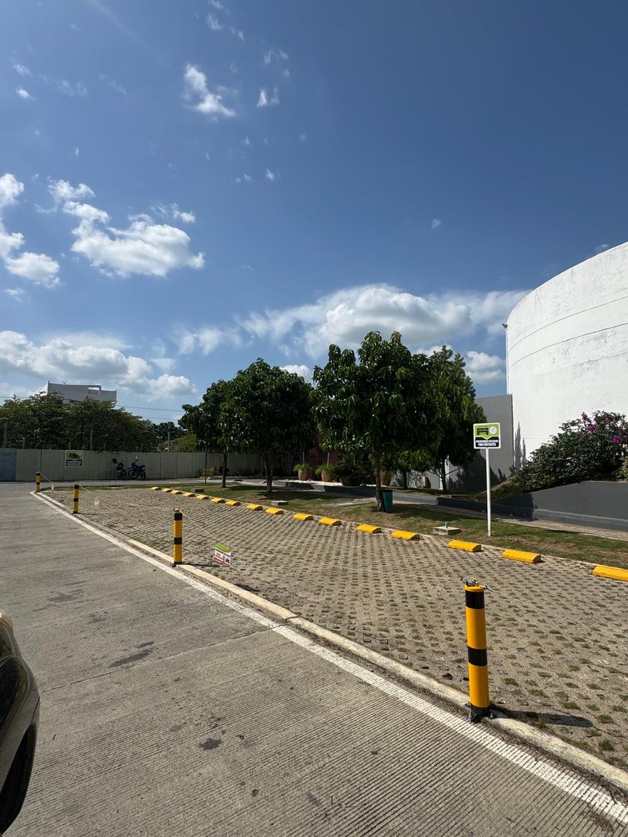 elinformanteCor's tweet photo. Denuncian grave deterioro y abusos en el edificio Río Parque Residencial de Montería

Habitantes del edificio Río Parque Residencial, ubicado en la calle 46, alertan que la estructura presenta un avanzado estado de deterioro que amenaza con desprenderse a pedazos. A esta alarmante situación física se suma la presunta apropiación ilegal del espacio público peatonal por parte del conjunto, lo que ha generado una gran indignación entre los vecinos del sector.

Por si fuera poco, la convivencia interna ha llegado a un punto crítico. Los inquilinos y residentes actuales denuncian públicamente maltratos y hostigamientos por parte de la administración, por lo que exigen la intervención inmediata de la Alcaldía de Montería y las autoridades competentes para evaluar el riesgo estructural y frenar los abusos.