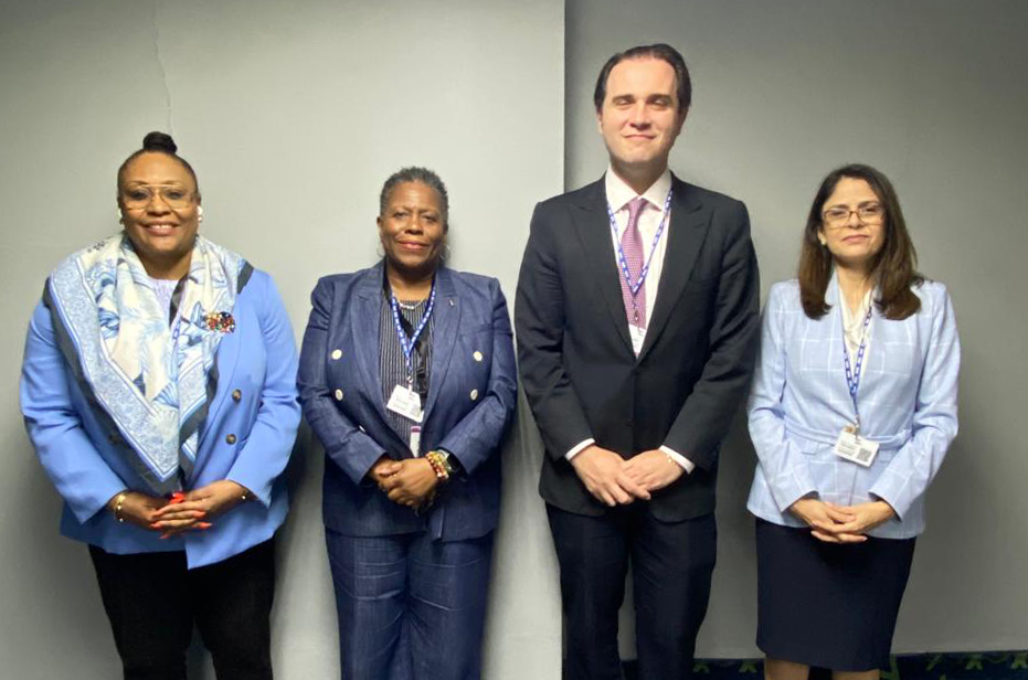 CorteIDH's tweet photo. 🇧🇧 Como parte de la agenda institucional desarrollada durante la 56.ª Asamblea General de la OEA, el Presidente de la Corte Interamericana de Derechos Humanos, Juez Rodrigo Mudrovitsch, y la Secretaria Gabriela Pacheco Arias sostuvieron una reunión con la Directora General del Ministerio de Relaciones Exteriores y Comercio Exterior de Barbados, Embajadora Donna Forde; la Subjefa y Representante Suplente de la Misión Permanente de Barbados ante la OEA, Christobelle Reace; y la Primera Secretaria de la Embajada de Barbados en Panamá, Shireifa Joseph.

El encuentro constituyó una oportunidad para dialogar sobre el trabajo de la Corte Interamericana y la importancia de continuar fortaleciendo los vínculos de cooperación y comunicación entre Barbados, otros Estados del Caribe y la Corte Interamericana de Derechos Humanos.

#CorteIDH
#OEA
#Barbados
#DerechosHumanos