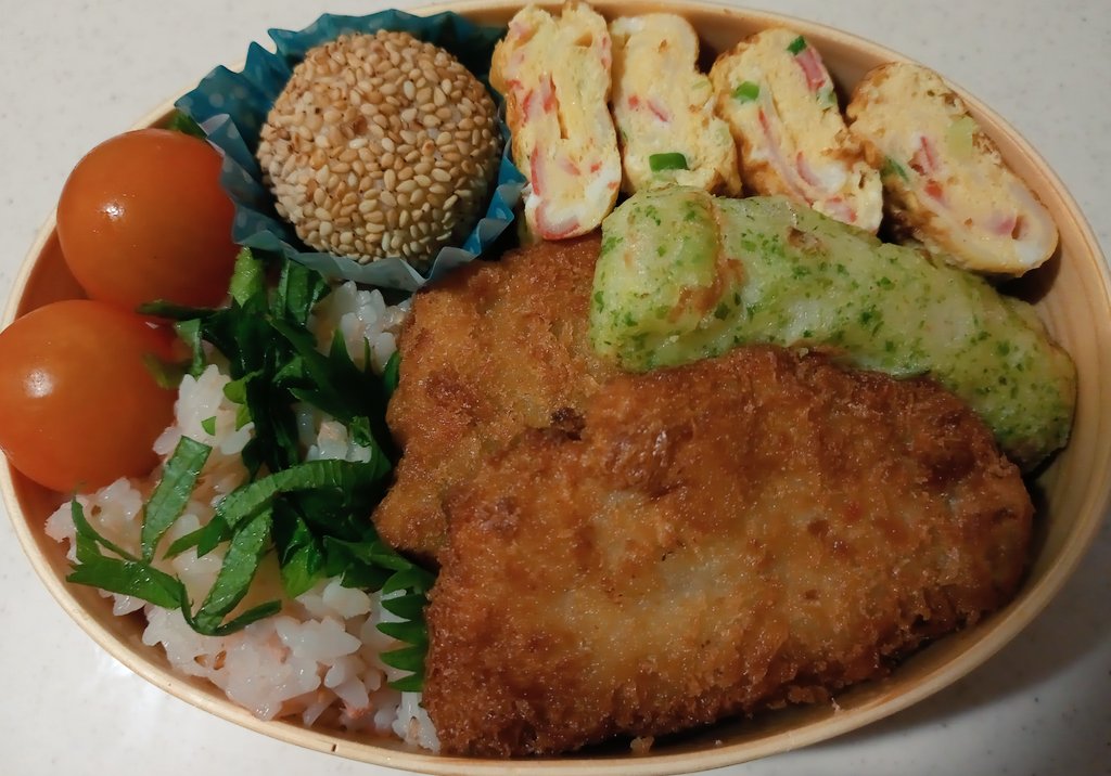 tekitou_bento's tweet photo. あじフライ弁当🍱

#お弁当 #曲げわっぱ 
#ギリギリ弁当 #中高一貫 https://t.co/JcCAA3tLQx