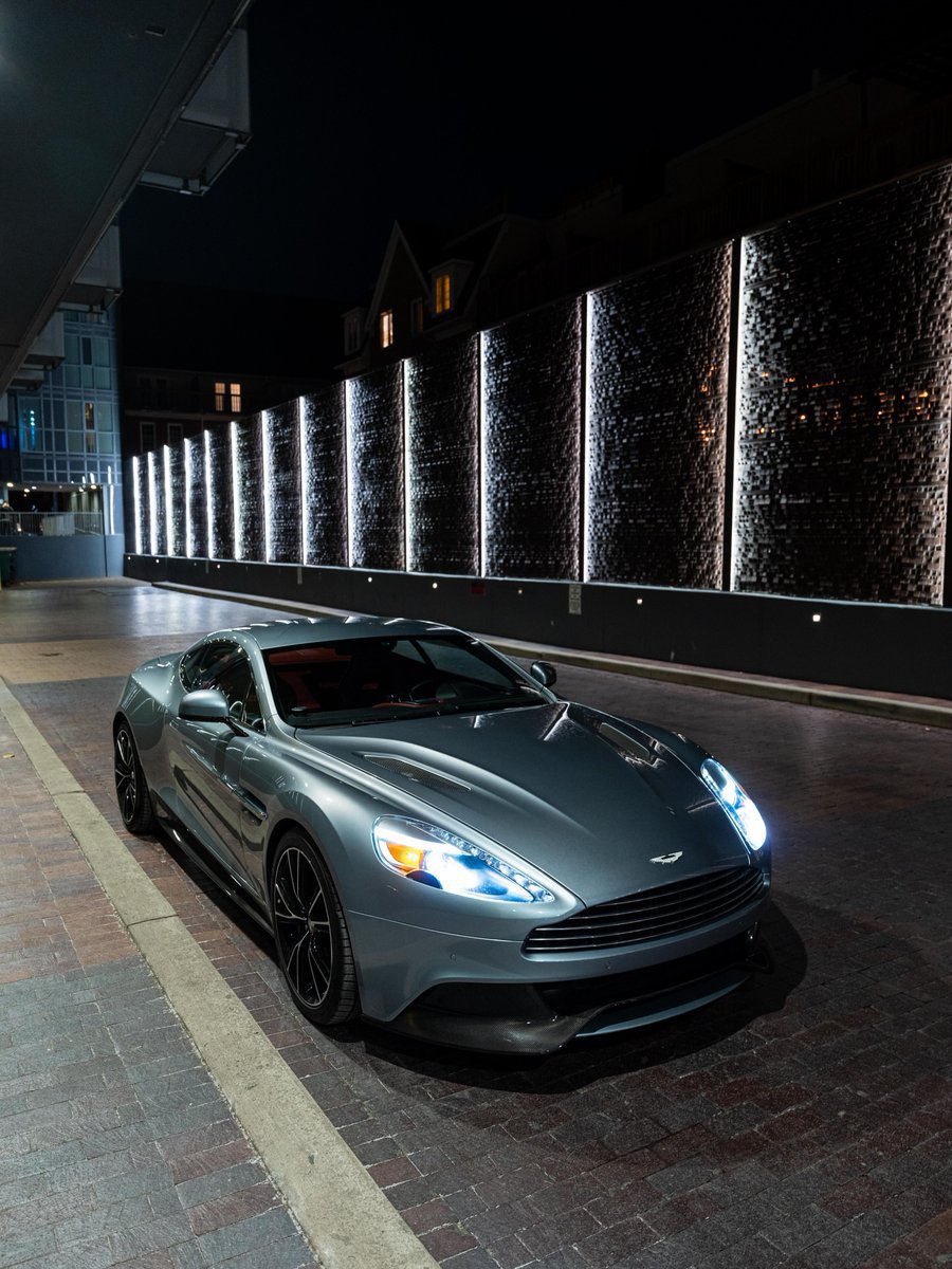 competitionreal's tweet photo. Aston Martin at night ✨ https://t.co/chiooUospq