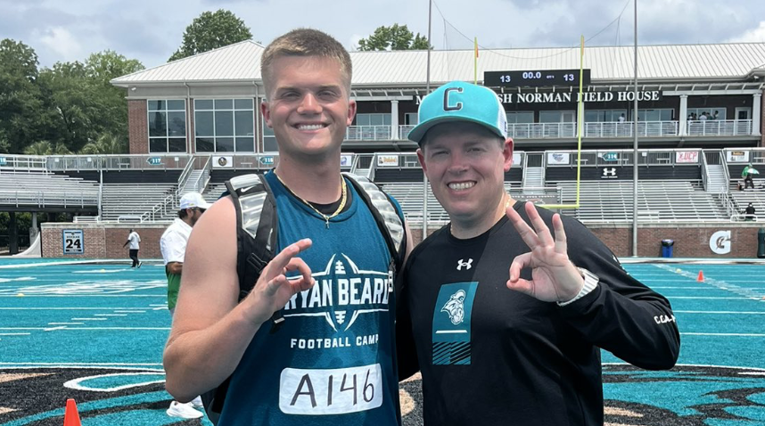 sixstarfootball's tweet photo. EVENT COVERAGE | Several Quarterbacks Raise Their Recruiting Stock at Coastal Carolina

☆ Six Star Football takes a look at several prospects that made noise 💯
📖 Full recap + scouting reports now live!

STORY ▶️ https://t.co/g0vAhSNrAc 

@SilasBrawner @ColeF2028 @HurleyyJonathan @ZachMcKenzieQB @CamdenMetzger12 @jacobowings4 @LandoRobinson2 @WTrammell_28 @JonahYoung_3