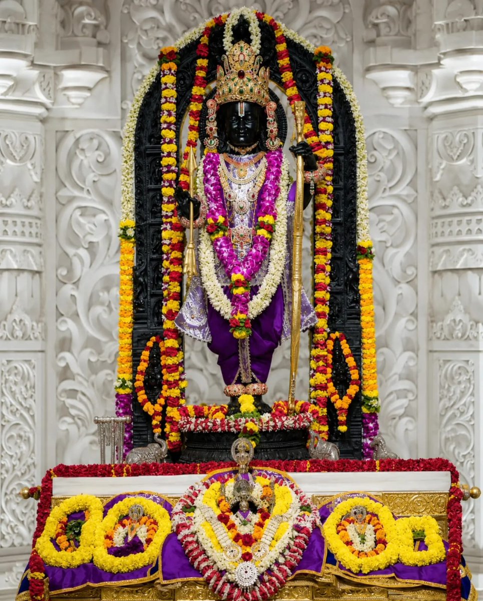 ShriAyodhya_'s tweet photo. करोड़ों सूर्यों का तेज भी मेरे प्रभु के इस दिव्य मुखमंडल के सामने फीका प्रतीत होता है ❣️ https://t.co/f8ITdw4p0W