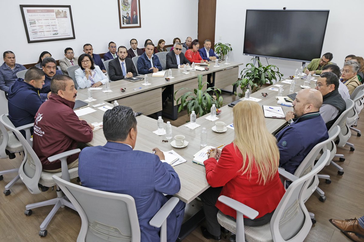 SeducEdoMex's tweet photo. 💼✨El Secretario Miguel Ángel Hernández Espejel encabezó una reunión de trabajo con la estructura de la SECTI para reforzar las acciones y estrategias que benefician directamente a nuestras comunidades de aprendizaje. 📚 

🤝 #ElPoderDeServir https://t.co/gObFx9qQSi