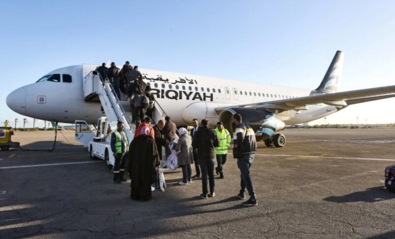 SudanTribune_EN's tweet photo. Thousands of Sudanese refugees fleeing war face a double crisis in Libya as rival authorities unite in a severe crackdown. Reports reveal closed borders, forced deportations, and a rising toll on families, while rights groups accuse both factions of severe abuses.
https://t.co/ga5nV6rYYg