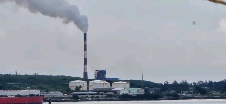 PeriodicoGiron's tweet photo. 🔴 Último Minuto | Tras reducir potencia de forma controlada, la CTE Antonio Guiteras abandona el SEN al filo de las 6:00 pm. 

 Según declaraciones preliminares, todo indica pérdida de agua en el economizador.

👉Seguiremos de cerca esta información. https://t.co/JwkIftE9gT