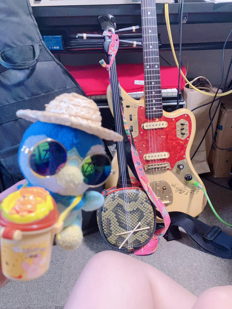 Nqcqq's tweet photo. ギターも多少弾きますし
おばぁから譲ってもらった三線も弾きますし
BMXも乗ってますしDBDやしーじもやってますねん多趣味やねん忙しいねん ま https://t.co/J2n90QfNmS