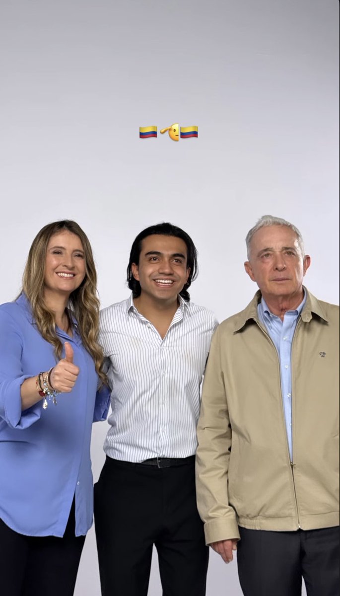 Apm0620's tweet photo. Con esta foto podemos el centro democrático a tocado su punto más bajo y  informo que el partido pierde todo mi apoyo, de ahora en adelante estaremos firmes con las generalas @MariaFdaCabal @PaolaHolguin donde nos necesiten estaremosGrupo de Juventudes de derecha 
@LafaurieCabal https://t.co/9a3hx8VKVQ