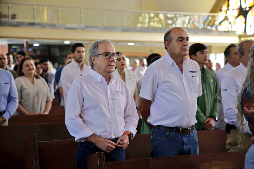 SergioPioEsquer's tweet photo. Sembrar pese a la adversidad.🌱

En el Día Del Agricultor, la AARC llamó a la unidad ante la sequía y los altos costos de insumos. Un reconocimiento a los productores y a los representantes del sector que con fé, acudieron a respaldar las causas de nuestro campo. 🇲🇽🌾 https://t.co/5eb1goTSsW