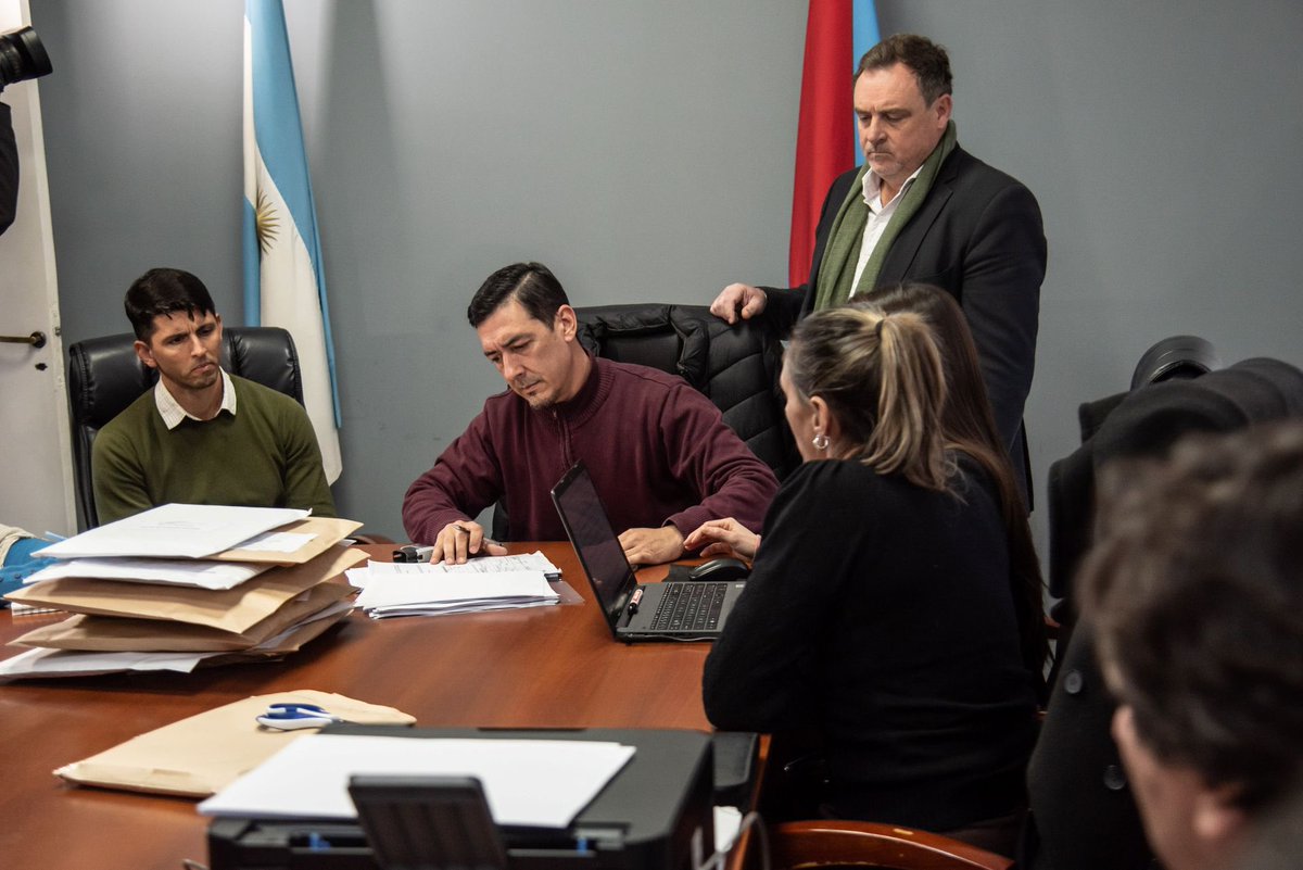 GobiernoER's tweet photo. MÁS DE 12.000 MILLONES DE PESOS PARA FORTALECER LA RED VIAL ENTRERRIANA

Se abrieron los sobres de las licitaciones para la adquisición de 56 máquinas viales que serán destinadas a las zonales en toda la provincia.

La inversión, realizada íntegramente con fondos propios, permitirá fortalecer la logística, optimizar las tareas de conservación y mejorar la transitabilidad en caminos que utilizan a diario productores, estudiantes, docentes y vecinos.

Seguimos destinando cada peso a donde tiene que ir: más infraestructura, más conectividad y mejores caminos para los entrerrianos.

Más info en: https://t.co/yRQMj2Ebqz