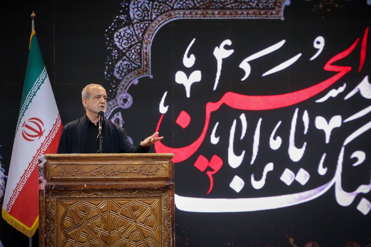 iripresident's tweet photo. 📸 #گزارش_تصویری | مراسم شب عاشورای حسینی در حرم مطهر امام خمینی(ره)

🔹 دکتر مسعود پزشکیان در مراسم عزاداری شب عاشورای حسینی در حرم مطهر امام خمینی(ره) حضور یافت و با تأکید بر عدالت، خدمت به مردم و حفظ وحدت ملی، به ایراد سخنرانی پرداخت.

📎 سایر تصاویر: https://t.co/rbnnNOMSl5 https://t.co/YMvKO967cb