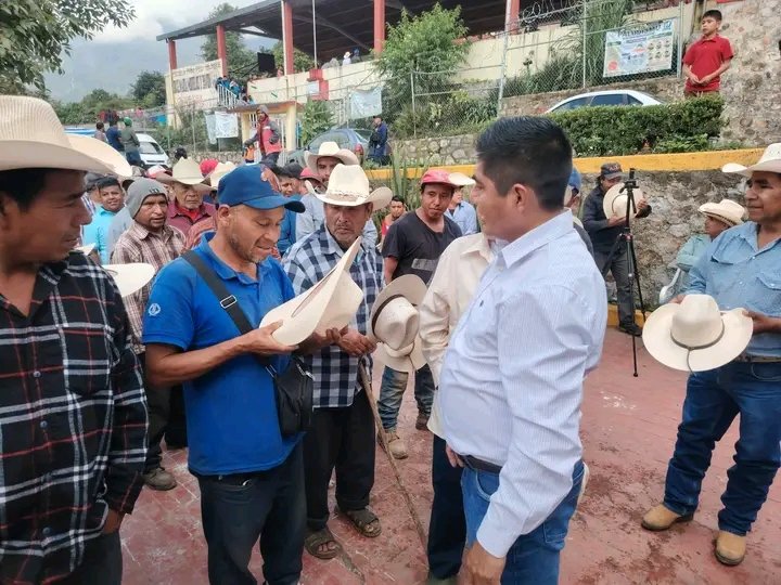 INFOChicon's tweet photo. #Chiconcuautla 👇🏽
🔴El edil #RoqueMoralesIturbide , celebró el #DíaDelPadre en las localidades en Chiconcuautla.

Nota completa ⤵️ 
https://t.co/rGsGKSHuSB

#INFOChiconcuautlaDigital 📰💯 https://t.co/QDrOxJQVOs