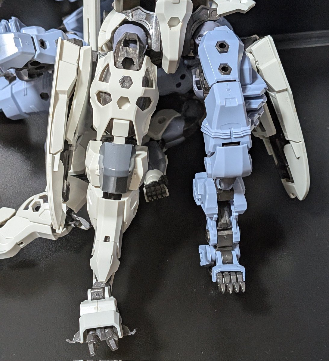 0_clock32234's tweet photo. ブイトールとマーナガルム���ジョイントは共通径だけど脚（脛＋足の甲）の長さがけっこう違うなぁ…
#ヘキサギア https://t.co/xmiWotDnoe