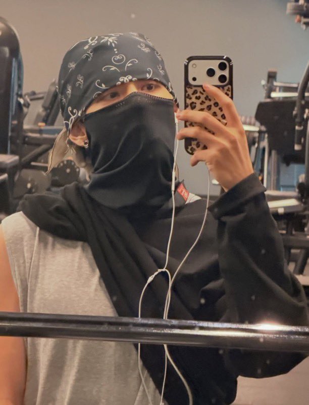 JUNG9795_'s tweet photo. ternyata taehyung ngedm pemilik brand case hp yg sering dia pake itu yg ternyata adalah army~ dia dm sendiri orangnya loh… manisnya abang 🥹💜

🐯: “jadi kamu ARMY ya~”
💜: “yaampun… halo 🥺💜 kalo kamu muncul tbtb gini, aku beneran bisa nangis… 😭😭 aku selalu dukung kamu, lho… 🫶🏻”
🐯: “aku juga bakal dukung kamu~”

this is so precious, he’s so kind and sweet 😭