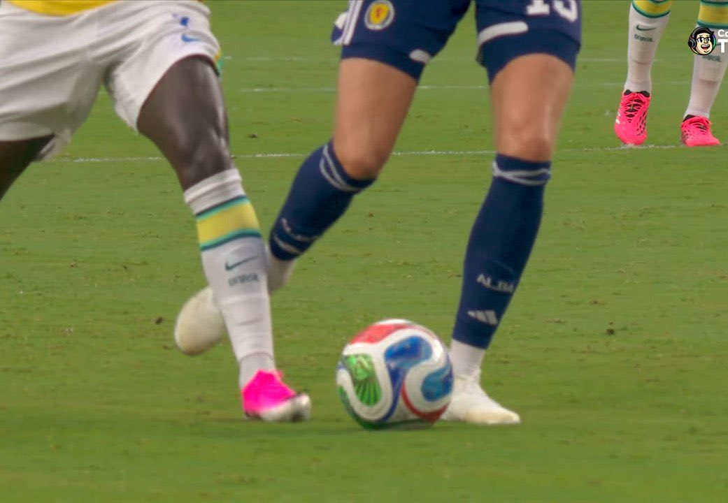 CentralDoBrega's tweet photo. Inacreditável anular esse gol do Vinícius Jr

levou um chute no pé e ainda teve o gol anulado

se fosse o Messi… https://t.co/oiRZH5H4Id