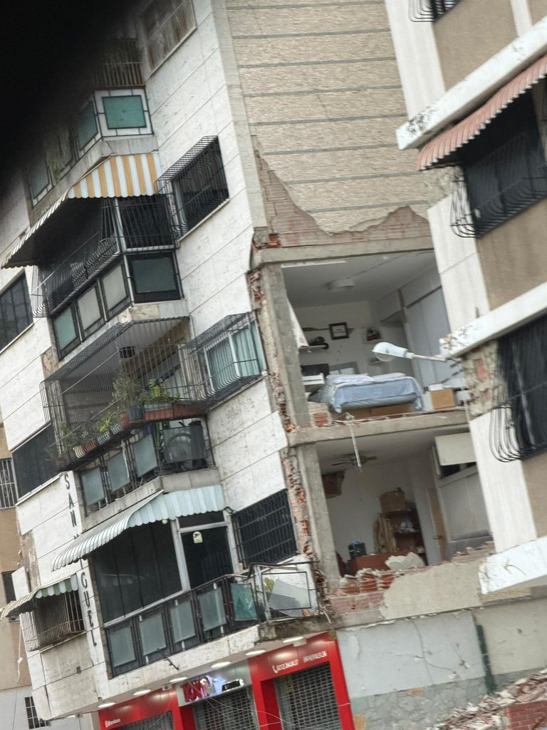 AlbertoRodNews's tweet photo. ÚLTIMA HORA | Poderoso terromoto sacude varias regiones de Venezuela, incluida la capital Caracas.

Según los primeros reportes múltiples edificaciones han sido afectadas. https://t.co/Qtu4OkXQ09 https://t.co/yLgH0Dj8Sj