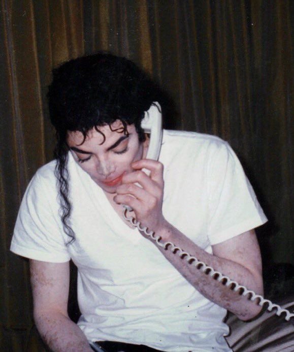 michaelogia's tweet photo. I want to celebrate your life today, in doing so, in your honor, today is also World Vitiligo Day, for yours has been so very misunderstood, used against you, used against you to try to stripe the racial identity you were so incredibly proud of, what you did for your community and for the entire world is in this history books and no one will able to take this away from you.
Wherever you are now Michael, we are immensely proud of you, we will hold your name up high forever.