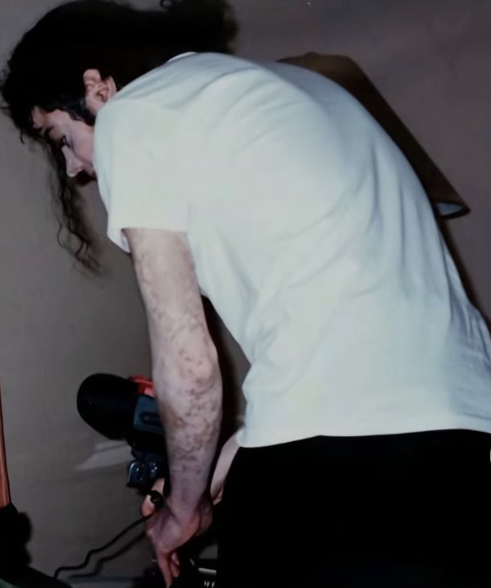 michaelogia's tweet photo. I want to celebrate your life today, in doing so, in your honor, today is also World Vitiligo Day, for yours has been so very misunderstood, used against you, used against you to try to stripe the racial identity you were so incredibly proud of, what you did for your community and for the entire world is in this history books and no one will able to take this away from you.
Wherever you are now Michael, we are immensely proud of you, we will hold your name up high forever.