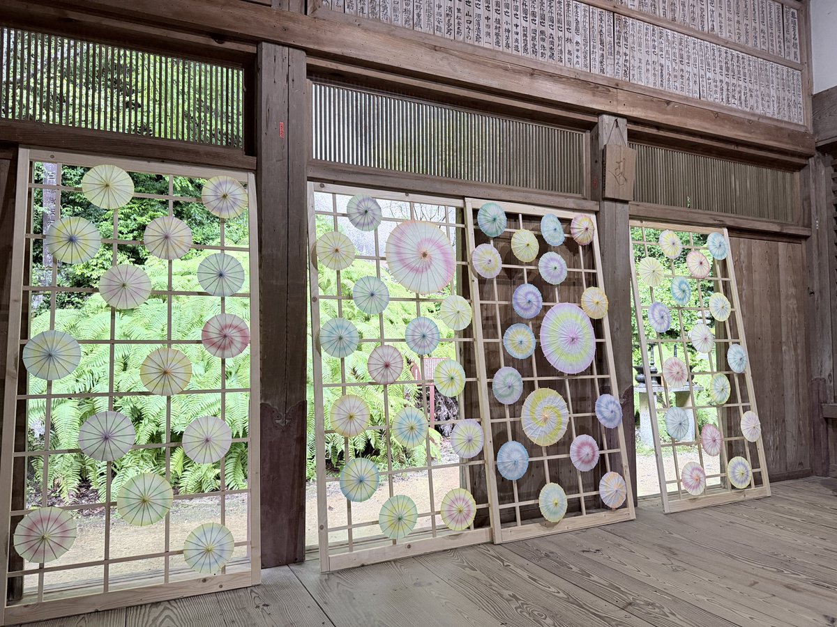 kasagidera's tweet photo. 6月25日
笠置山の朝は、普段よりも風が吹く雨空です。
正月堂をお飾りしている「かさもりの戸」は雨の影響で木戸を半分開けております。
台風や災害に気をつけてお過ごしください。 https://t.co/T8IKztU7E9