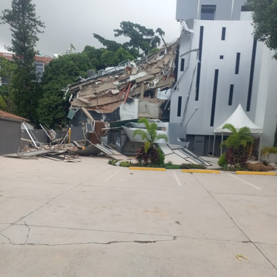 cromero1314's tweet photo. #URGENTE | 🔴 Viviendas y edificios destruidos en Caracas, #Venezuela, tras un terremoto de magnitud preliminar de 7.1. https://t.co/56kbvdi2nv