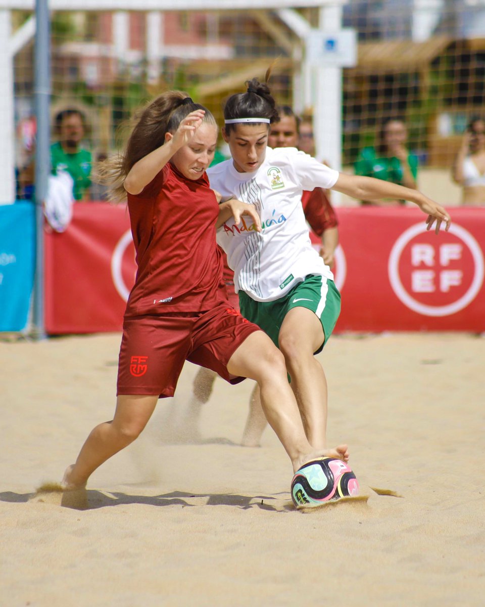 FutbolPlayaRFEF's tweet photo. 📸 Cuatro acciones. Cuatro fotografías. Cuatro momentos.

Una nueva selección de imágenes del Campeonato de España de Selecciones Autonómicas femenino @rfef que hemos disfrutado en Rota.

📲 Descúbrelas.

#CESA | #FútbolPlayaRFEF https://t.co/mAhOLj4vYc