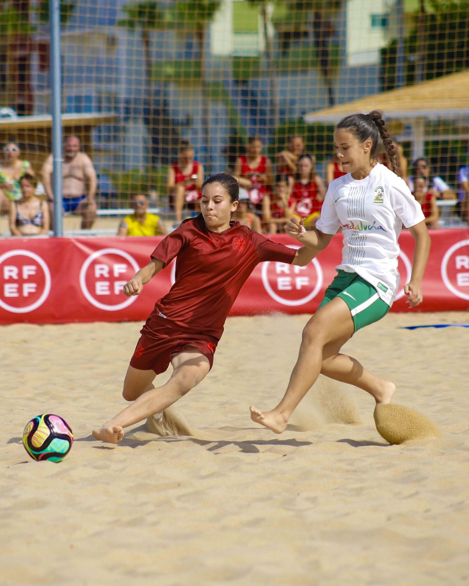 FutbolPlayaRFEF's tweet photo. 📸 Cuatro acciones. Cuatro fotografías. Cuatro momentos.

Una nueva selección de imágenes del Campeonato de España de Selecciones Autonómicas femenino @rfef que hemos disfrutado en Rota.

📲 Descúbrelas.

#CESA | #FútbolPlayaRFEF https://t.co/mAhOLj4vYc