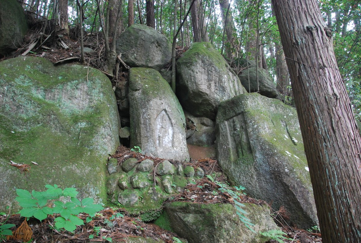 kama2468's tweet photo. 白河市の郊外にある摩崖仏を訪ねた。野田平業の狛犬のいる梁森の都々古和気神社の巨岩に彫られたものだ。森の木々に守られて結構状態がいい。お世話も行き届いている。 https://t.co/zdH3xJ4waM