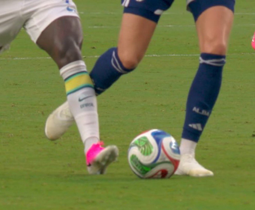 Trollbarcelona_'s tweet photo. 🚨 BREAKING: Vinicius Jr’s goal was CANCELLED when defender CLEARLY KICKED Vinicius Jr instead. 

Messi didn’t get a red card, no foul, no VAR review ❌ https://t.co/ffkuBxC4HR