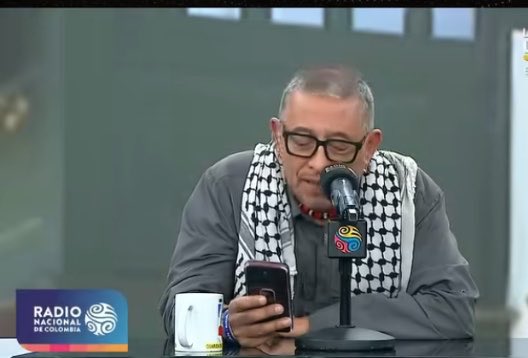 pelusherojo's tweet photo. Cuando sacan este bobohpta de rtvc telesur https://t.co/qucL6YKjVJ