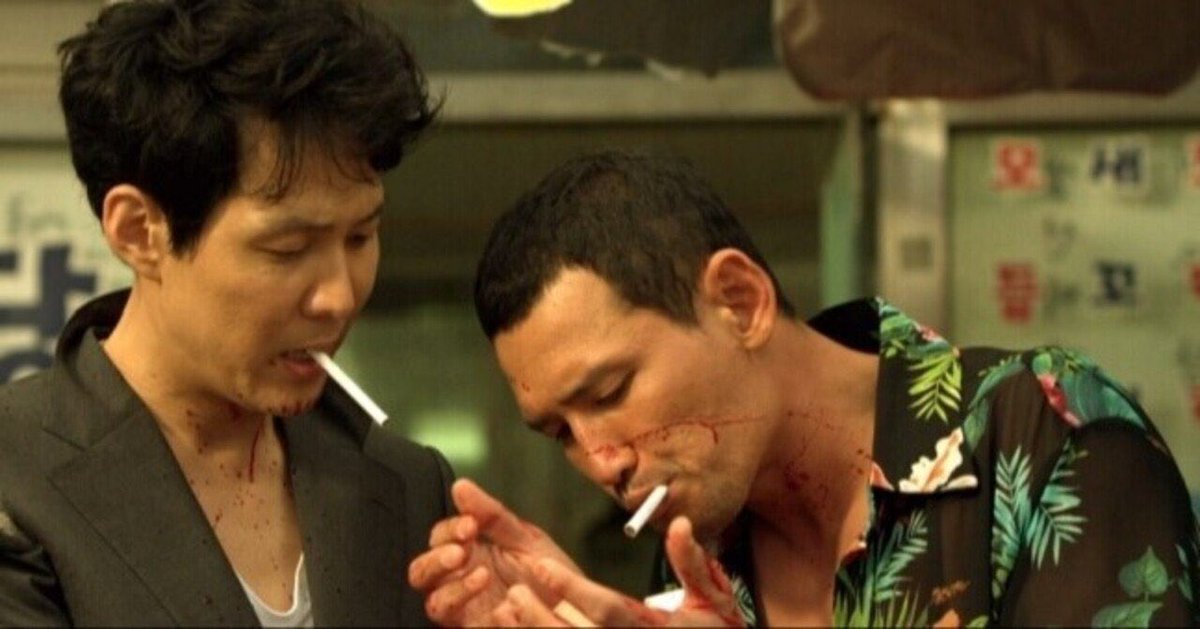Doctor_213's tweet photo. 『新しき世界』
巨大犯罪組織「ゴールドムーン」に8年間潜入している警察官ジャソン。組織の会長急死をきっかけに後継者争いが勃発し、警察と組織、それぞれの思惑に翻弄される。忠誠心と正義の狭間で揺れる男の運命を描く韓国ノワール。

物語の中心となる主人公ジャソンを演じる イ・ジョンジェの苦悩がとにかく見事。
警察としての使命と組織で築いた人間関係の狭間で揺れ動く姿に、観ているこちらも心をえぐられる…。

そして圧倒的な存在感を放つのがファン・ジョンミン演じるチョン・チョン(名前覚えやすい笑)
粗暴で危険な人物に見えながらも、どこか人情味があり、予測不能な魅力を放っています。

さらに、冷徹な野心家を演じる イ・ジョンソクとの駆け引きも見どころ。組織内の権力争いが激化するにつれ、緊張感はどんどん高まっていきます。

韓国映画らしい容赦のない暴力描写や裏切りの連続も魅力ですが、本作が単なるギャング映画に終わらないのは「男たちの友情」が描かれているからで、終盤にかけての展開は切なく、観終わった後もしばらく余韻が残ります。

潜入捜査もの、犯罪映画、韓国ノワールが好きな人なら間違いなくおすすめの一本。
