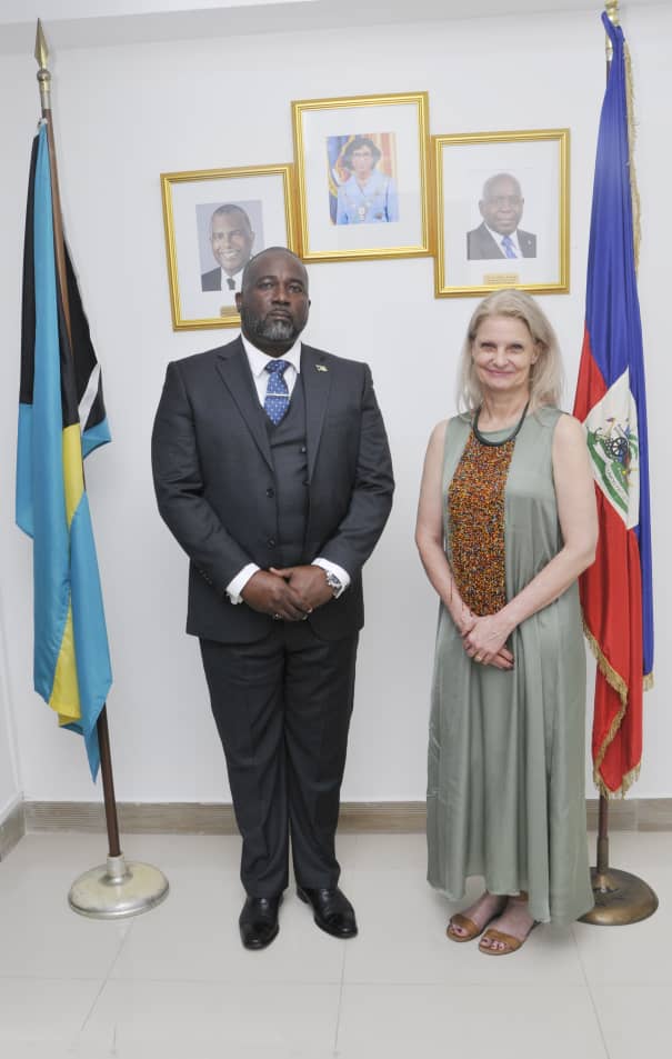 juliansmithcom1's tweet photo. Commander Julian Smith, Chargé d'Affairs a.i. of The Embassy of The Bahamas in Port-au-Prince was pleased to welcome Mrs Daniela Kroslak, Assistant Secretary-General and Head of the UN Support Office in Haiti (BANUH/UNSOH).#Bahamas  #Haiti #CARICOM  #UNSOH #UnitedNations https://t.co/kmCI5BqiW3