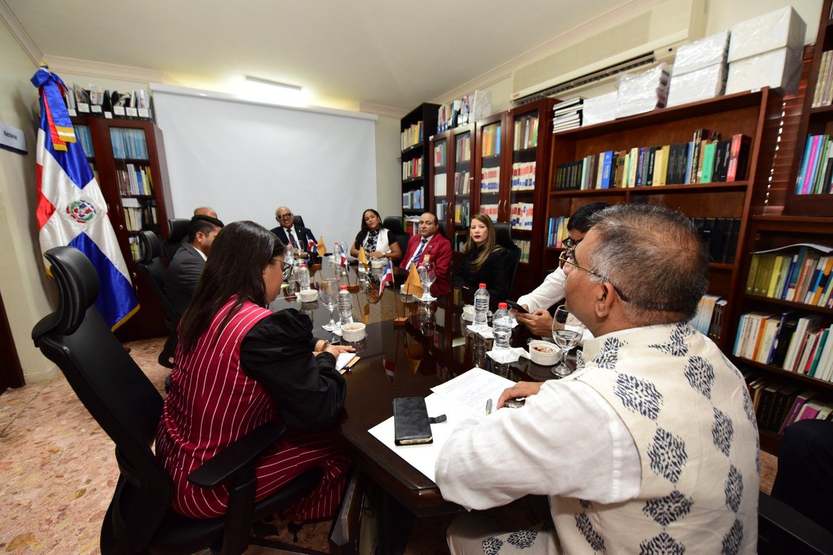 IndiainDR's tweet photo. El Embajador de la India, Sr. K.D. Dewal, participó en la reunión de la delegación de la Comisión Electoral de la India, encabezada por el Sr. L. Kumar, Director Electoral de las Islas Andamán y Nicobar, y el Sr. Sushant Padha, Funcionario Electoral de Distrito, junto con el Sr. Felipe Carvajal, Rector del Instituto Especializado Superior en Formación Política Electoral y del Estado Civil (IESPEC), y otras altas autoridades de la institución. Ambas partes dialogaron sobre el proceso electoral de los dos países y posibles colaboraciones académicas.
_____________________________________

The Ambassador of India Mr. K.D. Dewal joined the meeting of the Indian Election Commission delegation led by Mr. L. Kumar, Chief Electoral Officer, Andaman & Nicobar and Mr. Sushant Padha, District Election Officer, with Mr. Felipe Carvajal, Rector of Instituto Especializado Superior en Formación Política Electoral y del Estado Civil (IESPEC) and other senior authorities of the institution.   The two sides held discussions on electoral process of the two countries and possible academic collaborations.
@MEAIndia @PIB_India @mygovindia @ECISVEEP @iespec #election #electionprocess
