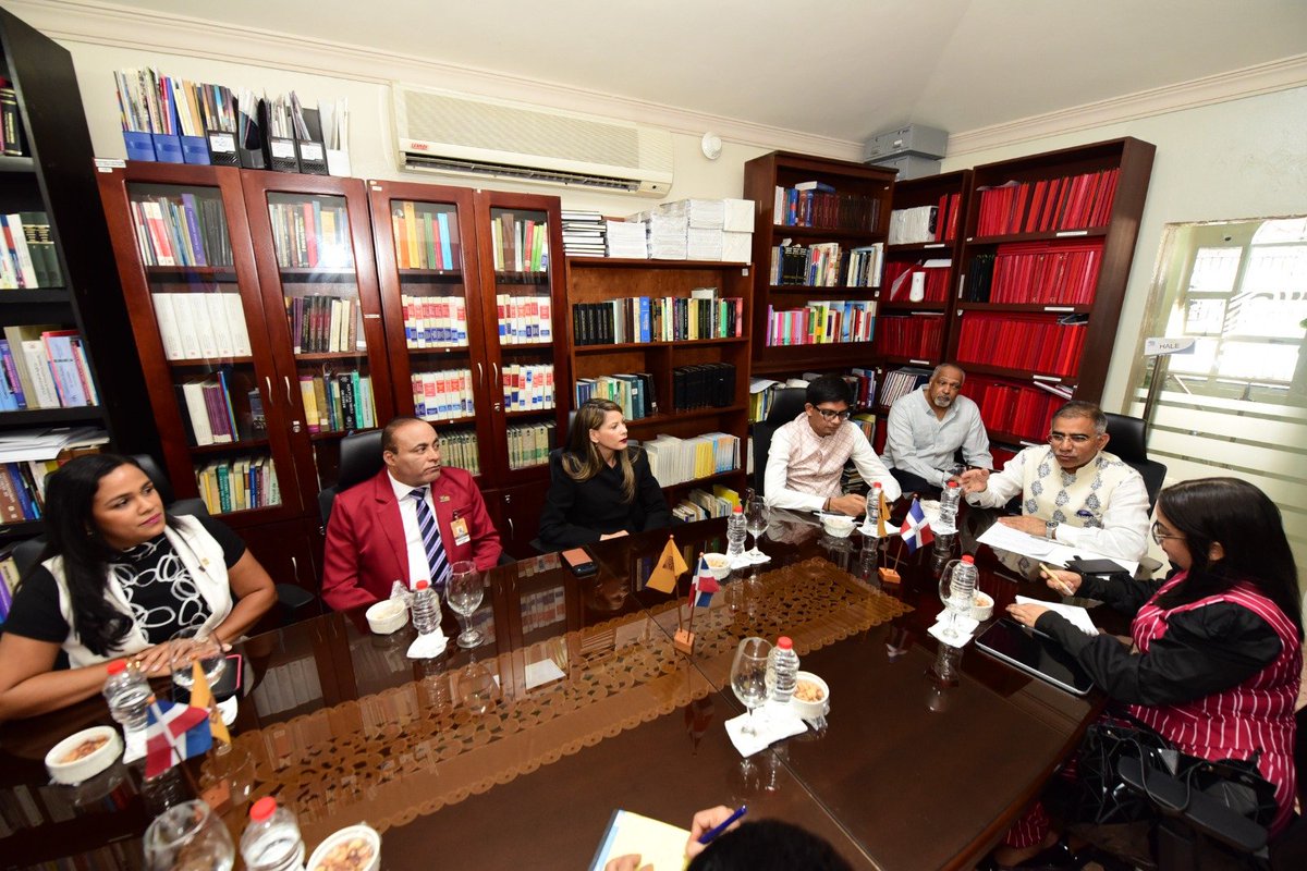 IndiainDR's tweet photo. El Embajador de la India, Sr. K.D. Dewal, participó en la reunión de la delegación de la Comisión Electoral de la India, encabezada por el Sr. L. Kumar, Director Electoral de las Islas Andamán y Nicobar, y el Sr. Sushant Padha, Funcionario Electoral de Distrito, junto con el Sr. Felipe Carvajal, Rector del Instituto Especializado Superior en Formación Política Electoral y del Estado Civil (IESPEC), y otras altas autoridades de la institución. Ambas partes dialogaron sobre el proceso electoral de los dos países y posibles colaboraciones académicas.
_____________________________________

The Ambassador of India Mr. K.D. Dewal joined the meeting of the Indian Election Commission delegation led by Mr. L. Kumar, Chief Electoral Officer, Andaman & Nicobar and Mr. Sushant Padha, District Election Officer, with Mr. Felipe Carvajal, Rector of Instituto Especializado Superior en Formación Política Electoral y del Estado Civil (IESPEC) and other senior authorities of the institution.   The two sides held discussions on electoral process of the two countries and possible academic collaborations.
@MEAIndia @PIB_India @mygovindia @ECISVEEP @iespec #election #electionprocess