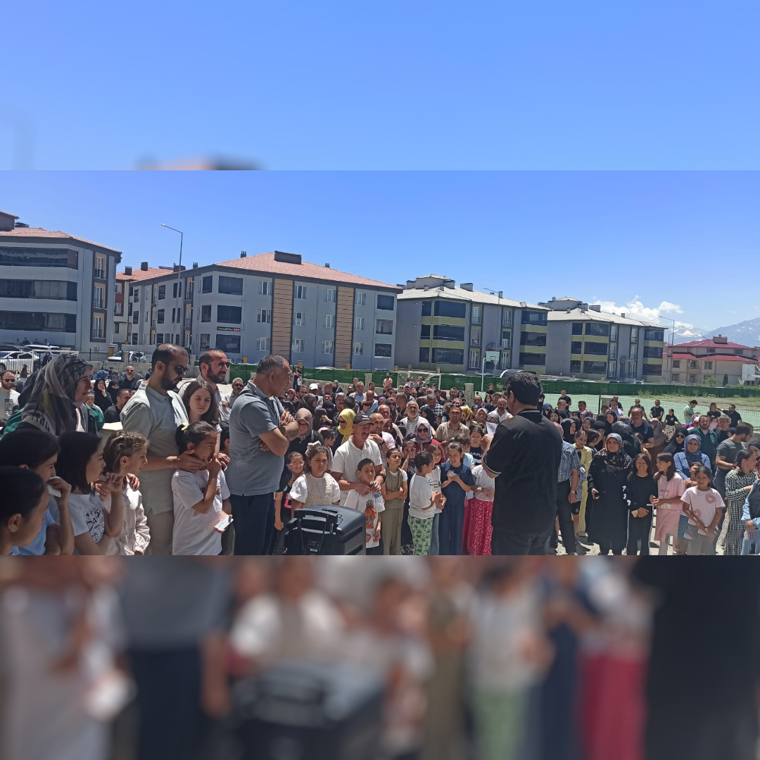EhadErzincan's tweet photo. EHAD Erzincan Şubesi olarak, Piri Sami Hafızlık Ortaokulu’nda hafızlık yolunda gayret gösteren yaklaşık 300 öğrencimize çantalarını hediye ettik. Rabbimiz hafız adaylarımızın gayretlerini kabul eylesin, başarılarını daim kılsın.
@ehadgm @EHADTV #EHAD https://t.co/aEEa7ecFgt