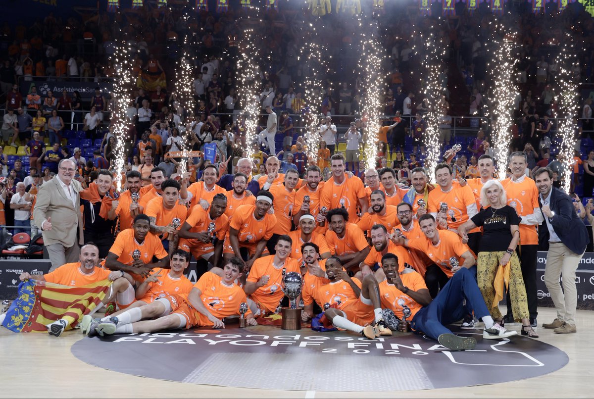 Generaldepie_'s tweet photo. Bona nit y gracias! Por hacerme disfrutar tanto y engancharme a cada retransmisión. Desde nano he seguido cada temporada de Pamesa y ahora Valencia. No recuerdo nada parecido. 25/26 guardada para siempre 

Pd: cada uno tiene a sus favoritos, el mío es el señor de la segunda foto https://t.co/3FNlUNgty8