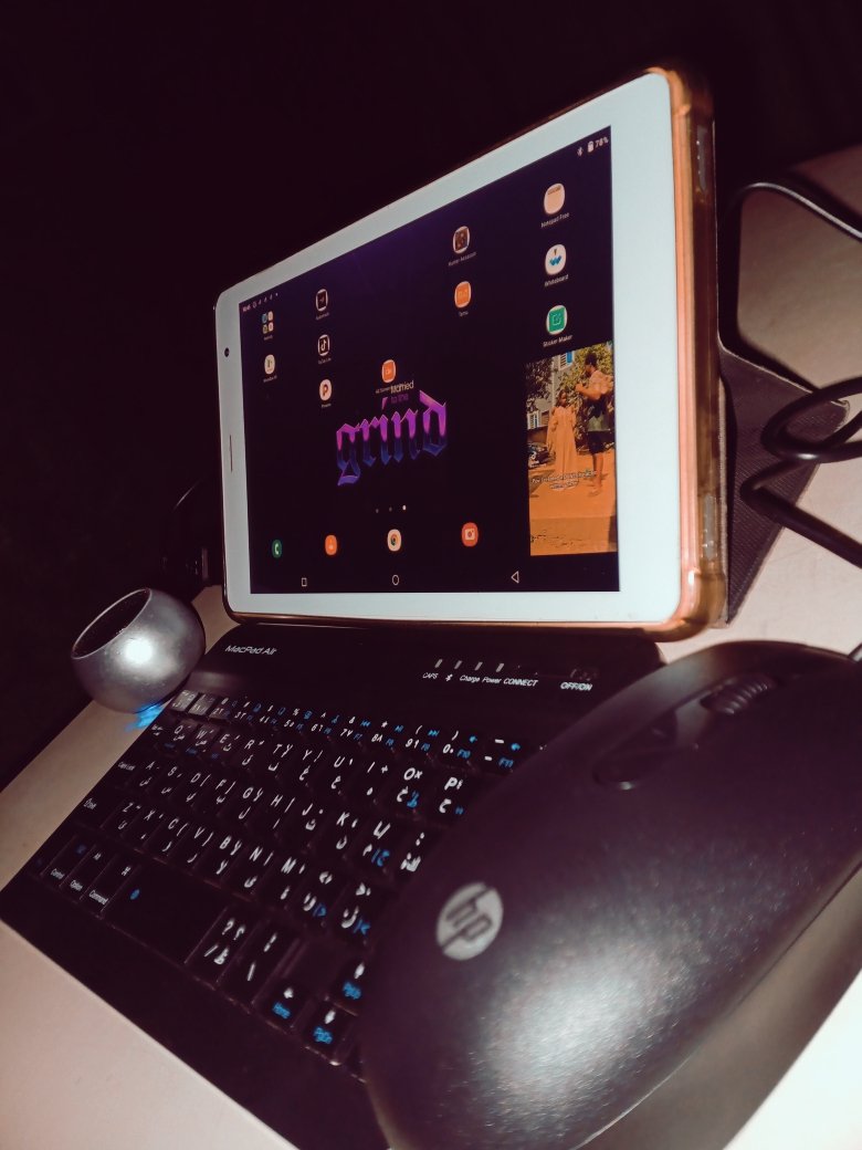KingSam203's tweet photo. My work station..
A lot dey happen here 💐📊🥂 https://t.co/6rAKvClhXY