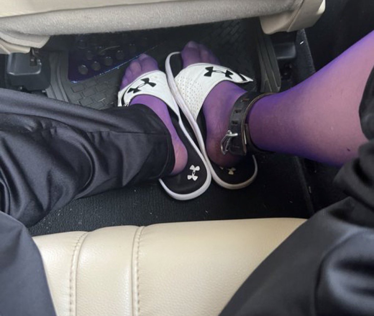 ponypup's tweet photo. what is a traveling slave? Doms pay it to travel with them. duties to make Doms travel stress free. Make their kink fantasies happen.  Follow slave Master protocols.  This is for Doms travels. Or Doms home to clean and make life easier.  For more details. Contact this slave.  DM https://t.co/jgBblnKT1u