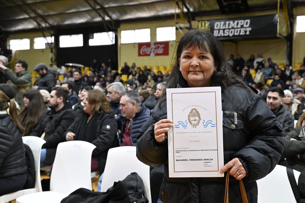 fsusbielles's tweet photo. 📝 ¡Un paso histórico para más de 500 familias!

Junto al gobernador @kicillofok, realizamos la entrega de escrituras a familias bahienses que esperaron durante décadas contar con su título de propiedad. https://t.co/S3zIBoJ48y