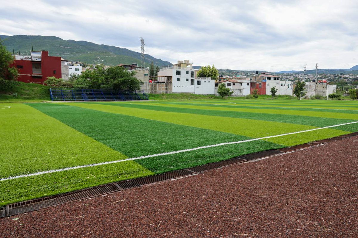 EvelynSalgadoP's tweet photo. Así se ve la transformación de uno de los espacios más importantes para las y los estudiantes del @TecChilpancingo. ⚽🏫

Con una inversión superior a los 22 millones de pesos a través del @IGIFEOficial, rehabilitamos edificios, mejoramos espacios deportivos, construimos sanitarios, vestidores, cisternas y una barda perimetral para esta gran institución educativa.

+2 mil 300 chav@s tendrán instalaciones más dignas para estudiar, practicar deporte y construir sus sueños. 📚 Seguimos transformando espacios y cumpliendo sueños  que durante años fueron una sentida demanda de la comunidad estudiantil. Porque cuando trabajamos con responsabilidad, los resultados se ven y se disfrutan. ✨