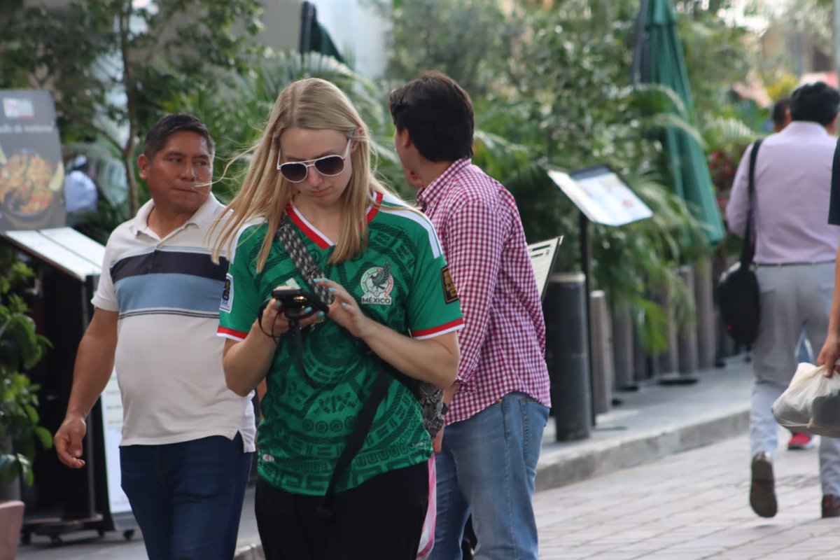 DiarioMarcaOax's tweet photo. La calma regresa al primer cuadro de la ciudad de Oaxaca de Juárez y los aficionados viven la fiesta mundialista en el zócalo. 

Hoy, previo al encuentro de la Selección Mexicana ante Chequia, connacionales y turistas extranjeros recorren la Verde Antequera portando la camiseta del Tri.

📸 @fotoesMax