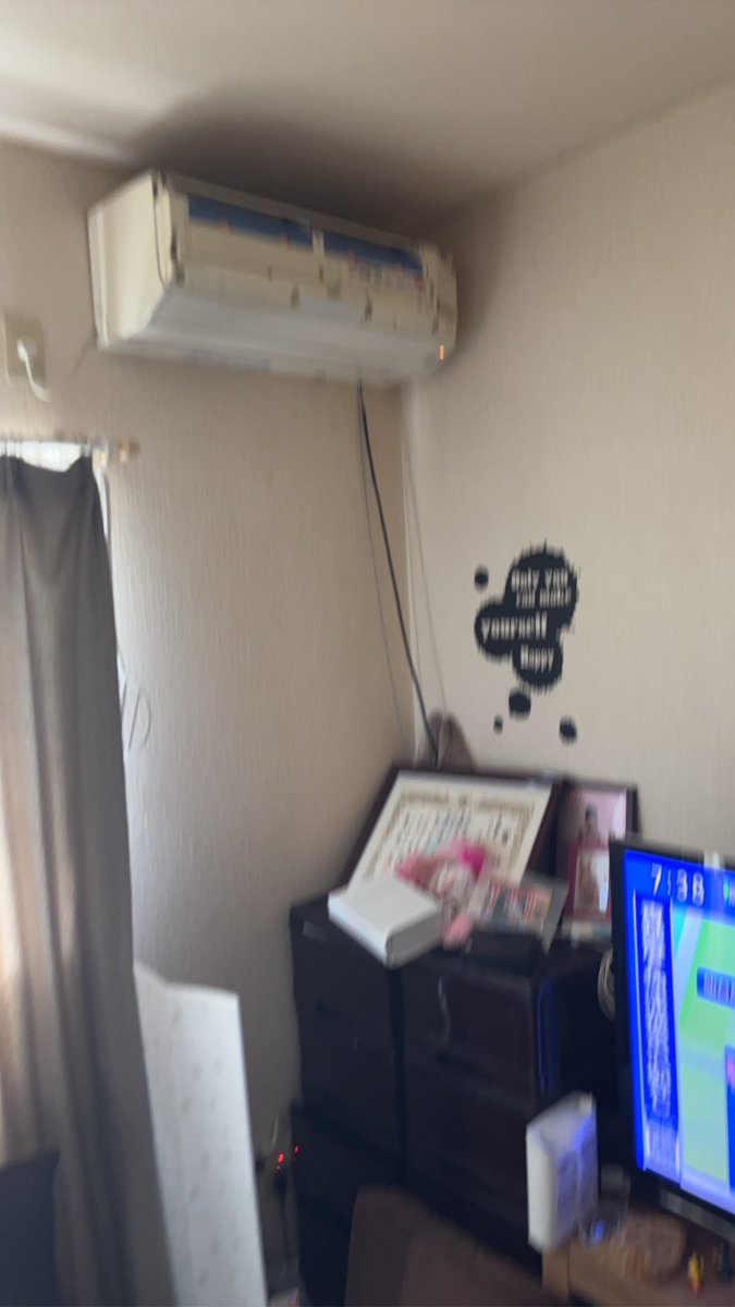 mi191969's tweet photo. エアコンのカバー…なぜとれた？笑
あと大切にしてたFELIX達が…
安い物じゃないんですよ😢
喜んでるのは娘のみ
学校休みになったから https://t.co/6WNIngeBbG